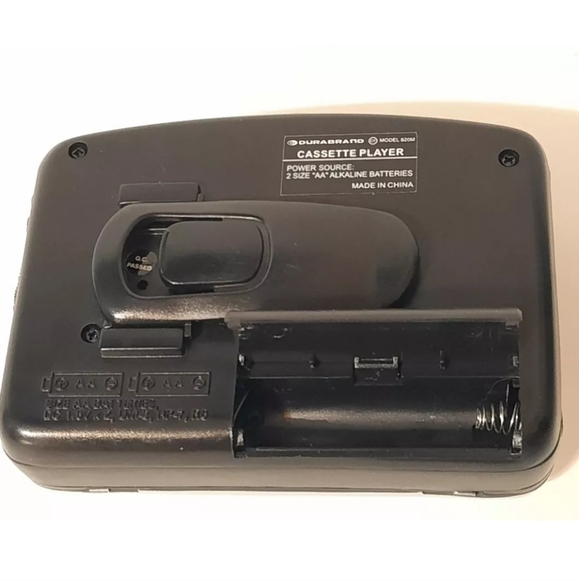 Duraband Model M820 Portable Cassette Player Tested - Picture 4 of 7